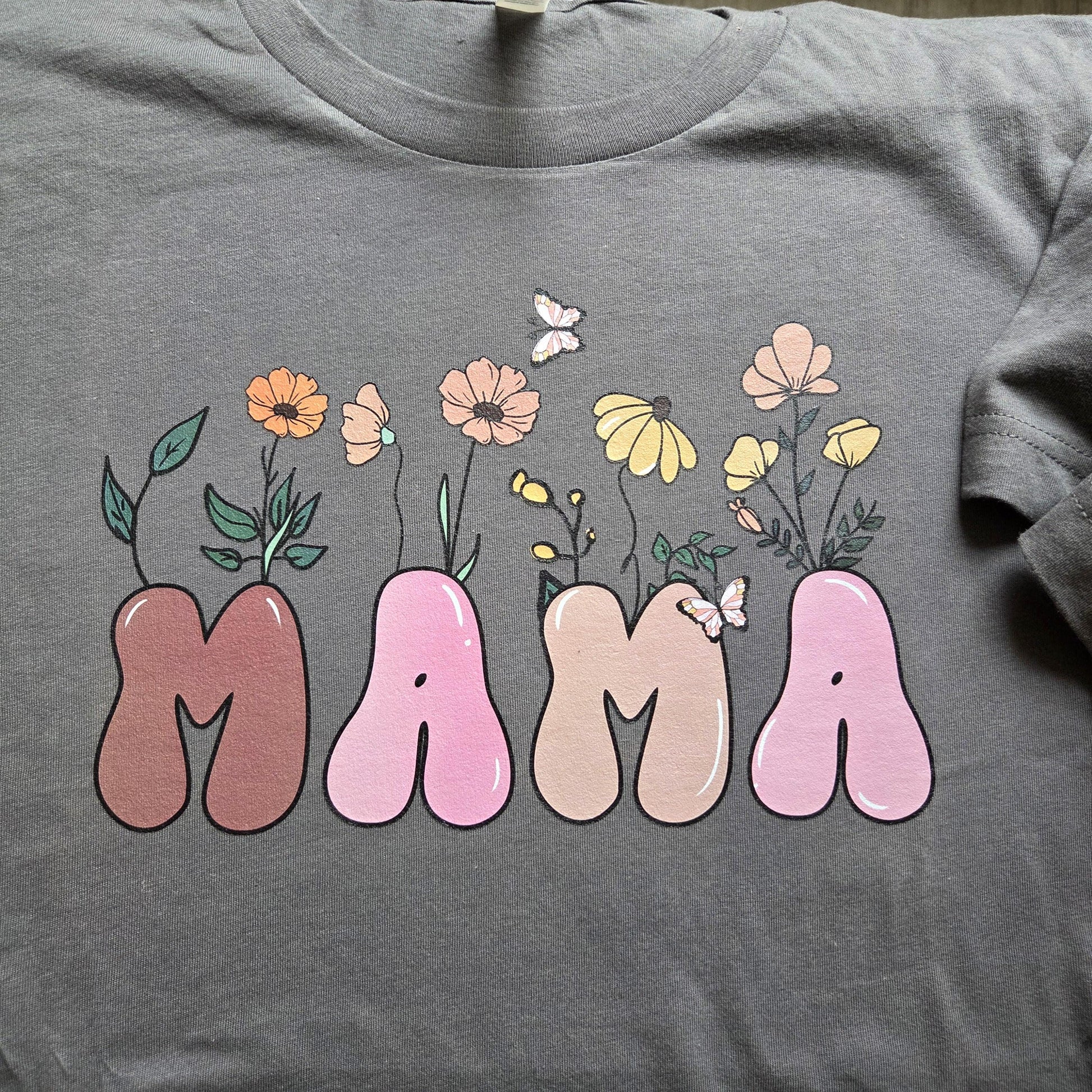 Groovy Mama Wildflower T-Shirt - Floral Bubble Letter Graphic Tee - Boho Motherhood Gift - Women's Medium Charcoal Grey Shirt